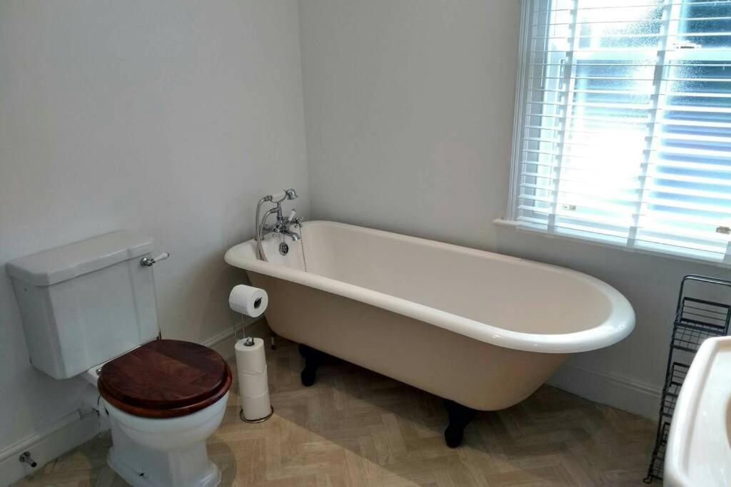 Luxury Townhouse In Town Centre, Views, River Walk, Free Parking Shrewsbury Exterior photo